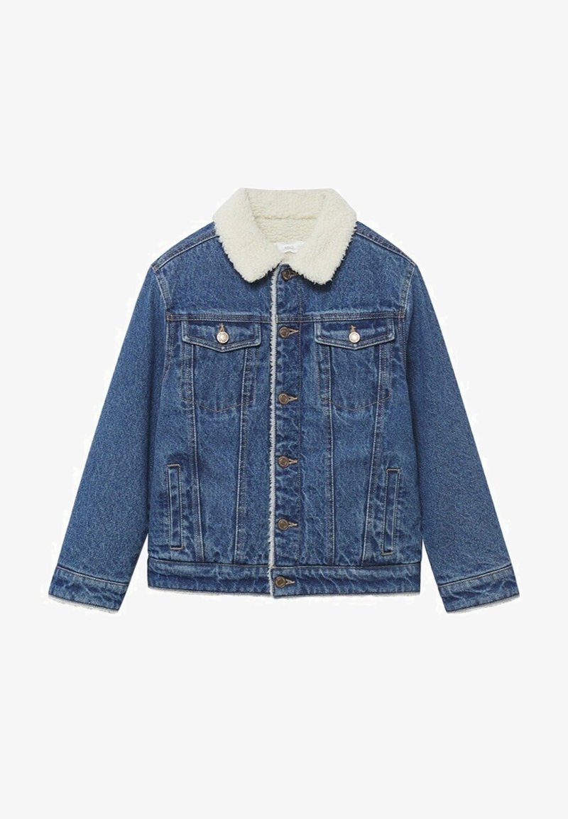 Kurtka jeansowa w ciemnym odcieniu niebieskiego z kołnierzem z futerka syntetycznego, wyposażona w dwie kieszenie na piersi oraz metalowe guziki, zaprojektowana w klasycznym kroju i wykonana z tkaniny o fakturze.
