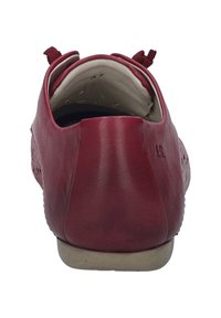 Scarpa rossa in pelle vista posteriore, con punta arrotondata e accenti testurizzati. Presenta linguette sul tallone e una suola in gomma beige.