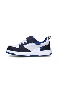 Sneakers bianchi e blu navy con una fascia in velcro, dettagli perforati e suola in gomma. Presentano un accento blu e il logo Puma sul tallone.
