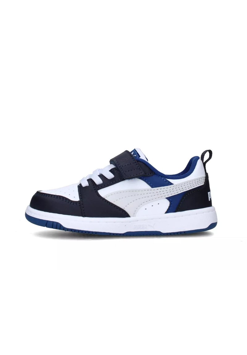 Sneakers bianchi e blu navy con una fascia in velcro, dettagli perforati e suola in gomma. Presentano un accento blu e il logo Puma sul tallone.