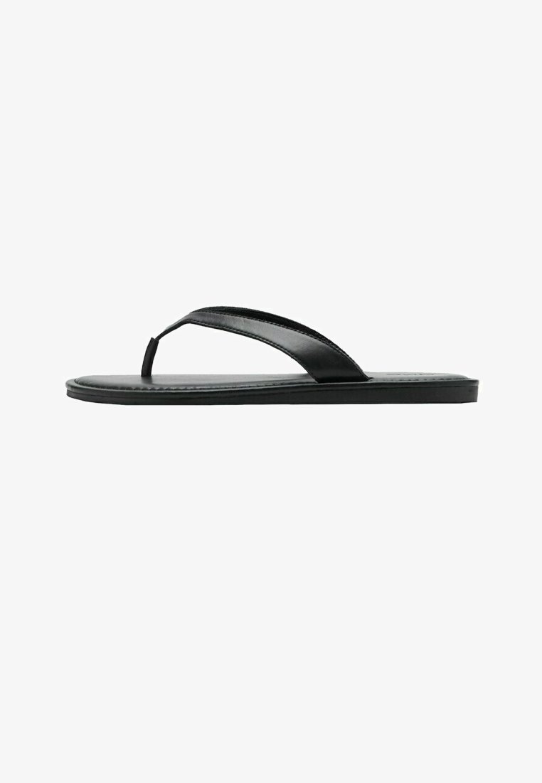 Sandale tongs plates noires avec une bride simple passant entre les orteils et une finition lisse, présentée en profil latéral sur un fond blanc.
