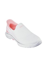 Zapato blanco sin cordones con parte superior de malla texturizada, detalles en rosa y suela acolchada. Presenta un sutil logo en el lado y un diseño de punta redondeada.