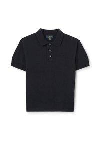 Camisa polo de manga corta en color navy, hecha de un suave tejido de punto, con un cuello clásico, tapeta de tres botones y puños y dobladillo acanalados.
