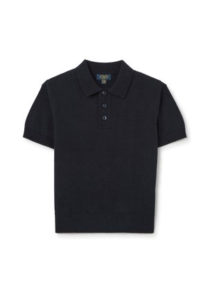 Camisa polo de manga corta en color navy, hecha de un suave tejido de punto, con un cuello clásico, tapeta de tres botones y puños y dobladillo acanalados.