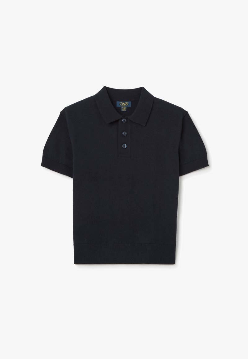 Marineblauwe polo met korte mouwen, gemaakt van zachte tricotstof, met een klassieke kraag, drie knoopsluitingen, en ribgebreide manchetten en onderrand.