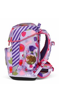 Lila Rucksack mit verspielten Blumenmustern, ausgestattet mit gestreiftem Design, Netz-Seitentaschen und einem runden Emblem auf der Vorderseite.