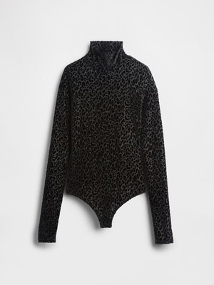 Μακρυμάνικο κορμάκι με μαύρο λεοπάρ σχέδιο, κατασκευασμένο από απαλό βελούδινο ύφασμα, με ψεύτικο λαιμόκοψη και εφαρμοστή σιλουέτα με κομμένη σχεδίαση στο κάτω μέρος τύπου στρινγκ.