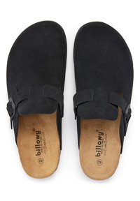 Sandales en suède noir à enfiler avec boucle ajustable, semelle intérieure ergonomique et semelles naturelles couleur tan avec logo de la marque en relief et taille.