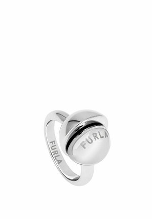 Anello Furla in argento con una parte superiore a cupola rotonda con il nome del marchio inciso sulla fascia e sulla cupola.
