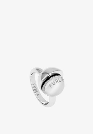 Anillo Furla plateado con una parte superior redonda en forma de cúpula, que presenta el nombre de la marca grabado en la banda y la cúpula.