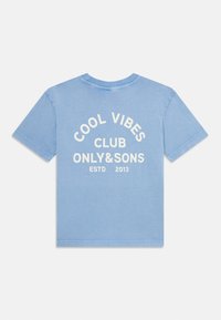 Svetle modré tričko s krátkým rukávem z bavlny, s bílým textem: "COOL VIBES CLUB ONLY&SONS ESTD 2013" potištěným na zadní straně.
