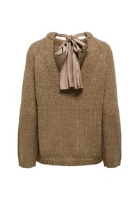 Suéter de punto en beige con un corte holgado, que presenta un escote en forma de V en la parte de atrás y un detalle de lazo de satén en el cuello. La textura es gruesa y suave.