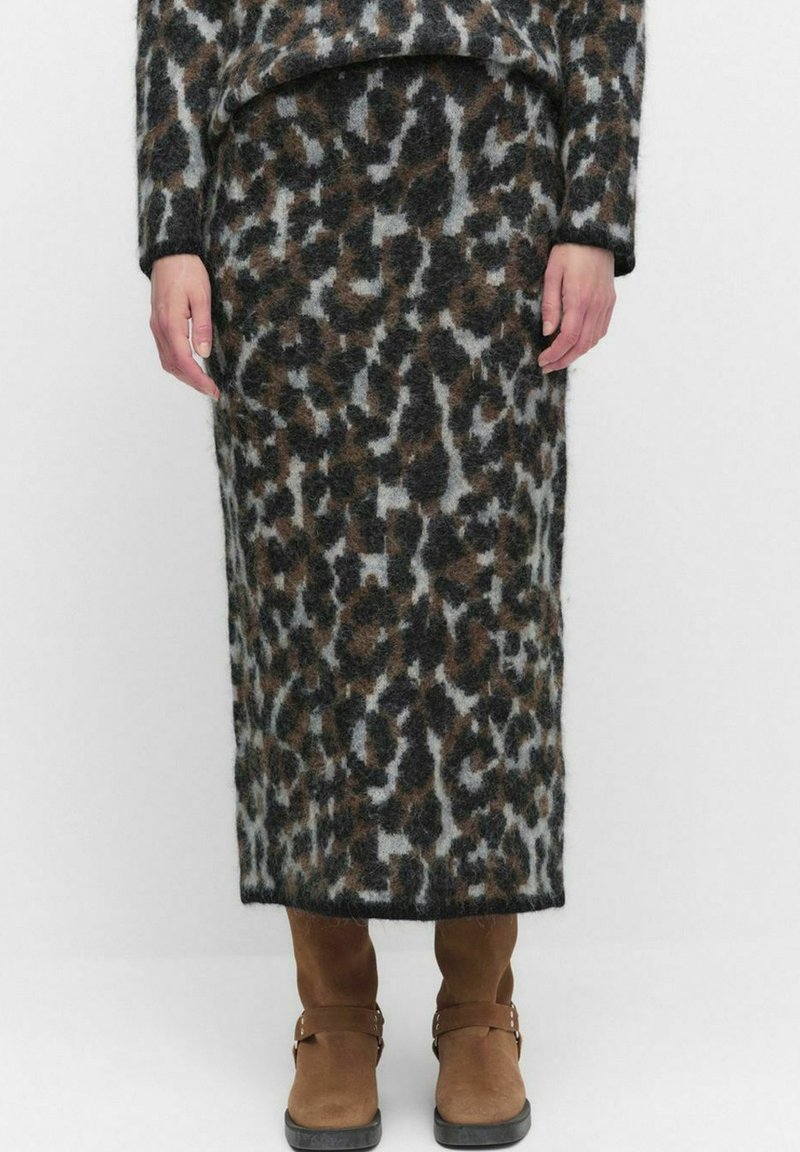 Virkat leopardmönstrat kjol i grå och bruna nyanser, med rak silhuett och mjukt, texturerat tyg; matchad med ljusbruna ankelstövlar.