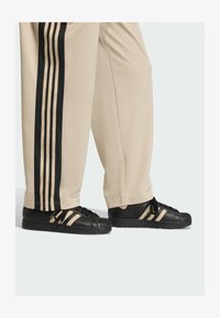 Vybráno, stone khaki