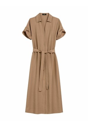 Jasnobrązowa midi sukienka koszulowa z krótkimi podwijanymi rękawami, guzikami z przodu, kołnierzykiem i pasem z tkaniny w tym samym kolorze.