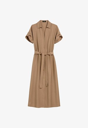 Jasnobrązowa midi sukienka koszulowa z krótkimi podwijanymi rękawami, guzikami z przodu, kołnierzykiem i pasem z tkaniny w tym samym kolorze.