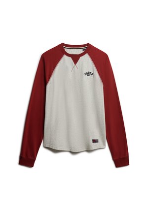 Langärmliges Raglan-Shirt mit cremefarbenem Körper und dunkelroten Ärmeln, mit dem Schriftzug "SUPER DRY" auf der Brust und einem kleinen Patch nahe dem Saum.
