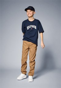 Tommy Hilfiger VARSITY TEE UNISEX - T-shirt imprimé - dark night navy