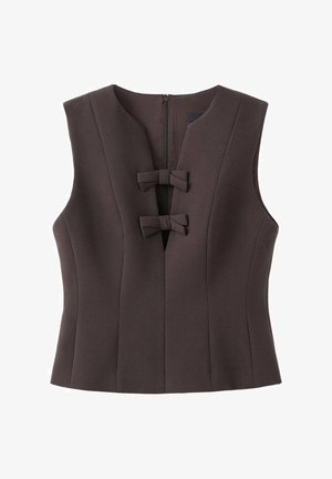 Haut sans manches marron foncé avec un décolleté en V, présentant deux nœuds sur le devant et une fermeture éclair dissimulée au dos. Tissu lisse avec une coupe structurée.