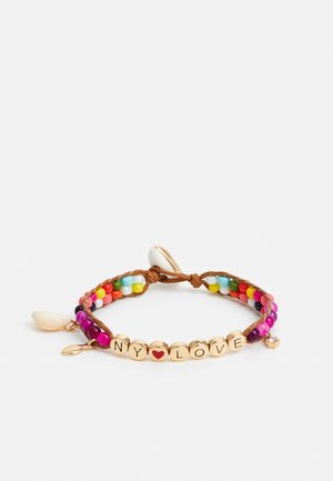 Flettet armbånd med flerfarvede perler, gyldne bogstavvedhæng der staver "NY LOVE" med et rødt hjerte, samt små muslingeskaller og gyldne charme-accents.
