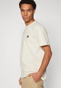 Tommy Jeans VERTICAL STRIPE TEE UNISEX - T-Shirt print - newsprint