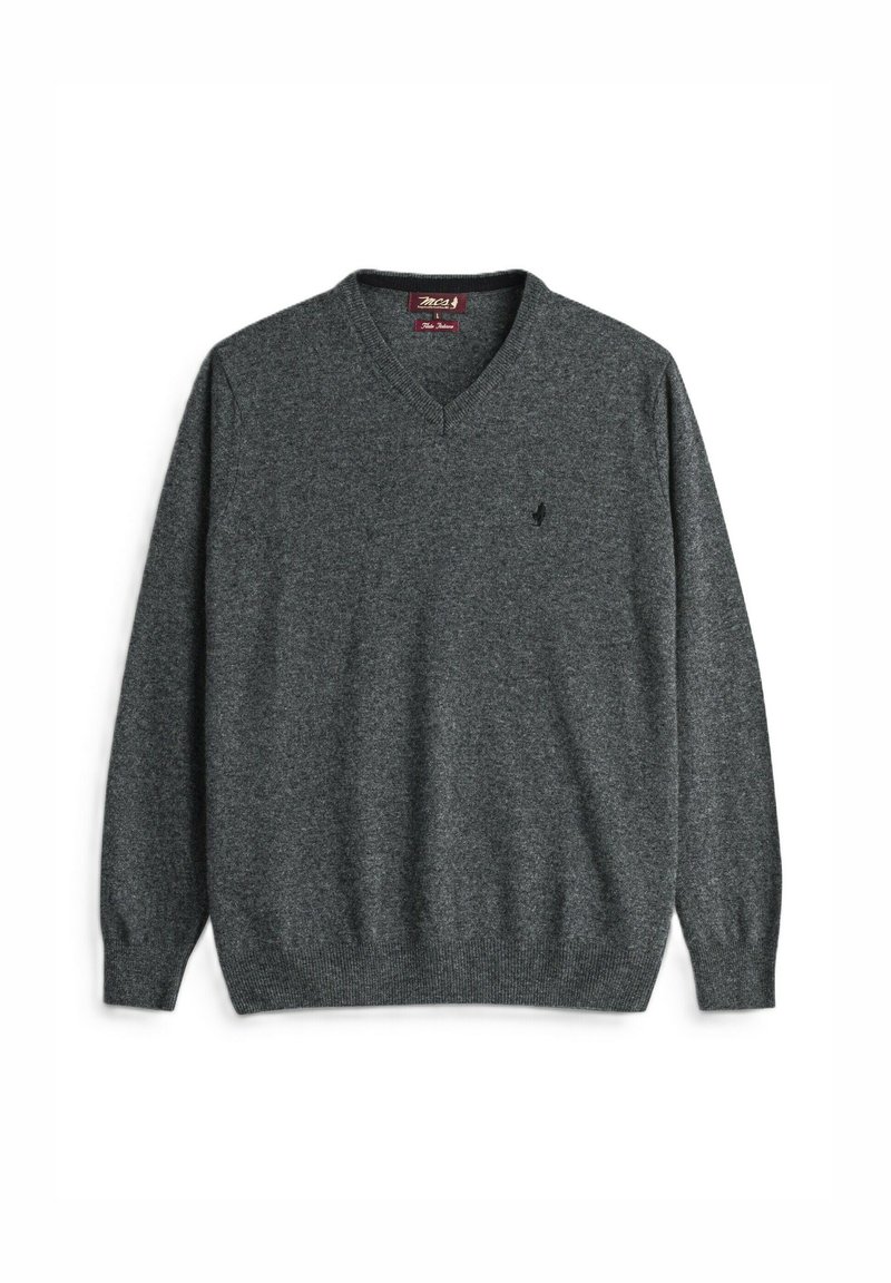 Maglione grigio scuro a scollatura a V realizzato in materiale a maglia, con polsini e orlo a coste, e un piccolo logo sul petto. Design semplice.