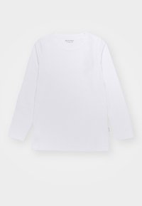 Weißes Langarm-T-Shirt aus Baumwolle, reguläre Passform, Rundhalsausschnitt, seitliches Nähdetail und ein Etikett an der linken Seitennaht.