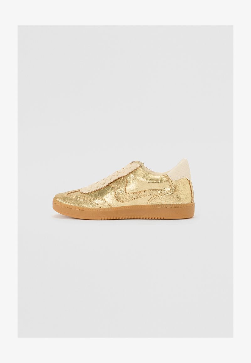 Kuldne sneaker, millel on pragune metallikviimistlus, beežid aktsendid, tekstureeritud keel ja kummine tall. Madal disain, millel on paelaga sulgemine.