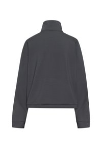 Maglia grigia a maniche lunghe con colletto alto, caratterizzata da un fit morbido e un tessuto testurizzato. Design semplice senza motivi o accenti visibili.