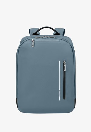 Grauem Rucksack mit glatter Textur, ausgestattet mit einer vorderen Reißverschlusstasche, einem oberen Griff und verstellbaren Schultergurten. Minimalistisches Design mit einem weißen Streifen.