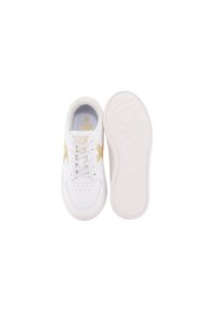 Zapatillas blancas de cuero, con detalles en dorado, una suela de goma texturizada y perforaciones en la puntera para mayor transpirabilidad.