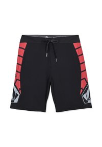 Shorts de bain noirs avec des panneaux latéraux rouges ornés de rayures noires et un logo géométrique gris près des ourlets, avec une taille à cordon noir.