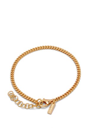 Guld kæde armbånd med karabinhage og lille rektangulær tag på en justerbar kædeforlængelse.