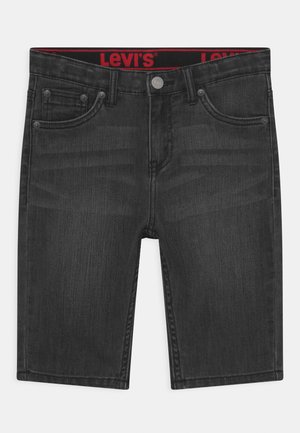 Sorte denim Levi's shorts med frontlommer, bæltestropper og synligt Levi's-logo indeni linningen på en ensfarvet baggrund.