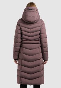 Garšs, chevron raksta, pildīts ziemas mētelis mauve krāsā ar kapuci, ar rāvējslēdzēju priekšā un elastīgām piedurknēm; gluda, noturīga materiāla.