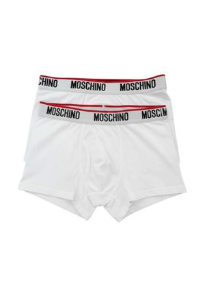 Due paia di boxer bianchi con elastico in vita con la scritta "MOSCHINO" in lettere nere e bordo rosso sui bordi superiori.