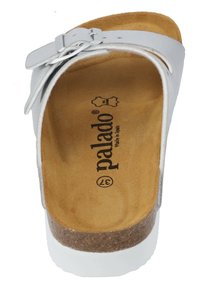 Sandal bianco a slip-on con soletta in sughero, cinturino regolabile e fodera interna in suede beige; presenta logo impresso e design a punta rotonda.