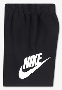 Fekete Nike rövidnadrág gumis derékpánttal, bal oldalon nagy fehér logóval. Puha, légáteresztő anyagból készült.