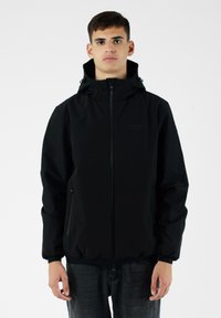 Giacca nera con cappuccio, dal finish liscio e opaco. Caratterizzata da cerniera frontale, tasche laterali e polsini elasticizzati per una vestibilità aderente.