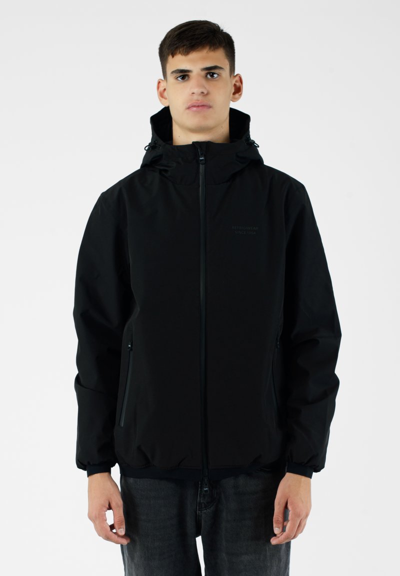 Giacca nera con cappuccio, dal finish liscio e opaco. Caratterizzata da cerniera frontale, tasche laterali e polsini elasticizzati per una vestibilità aderente.