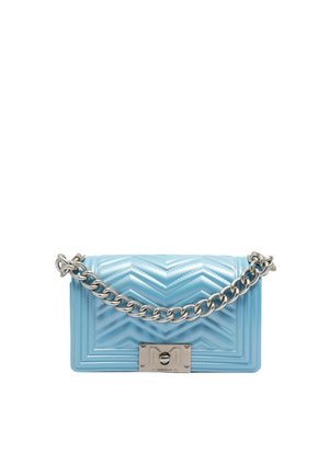 Sac à main matelassé bleu clair avec bandoulière chaîne argentée et fermoir argenté rectangulaire gravé du nom de la marque Marc Ellis.