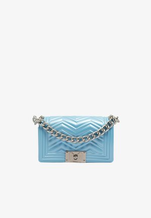Sac à main matelassé bleu clair avec bandoulière chaîne argentée et fermoir argenté rectangulaire gravé du nom de la marque Marc Ellis.