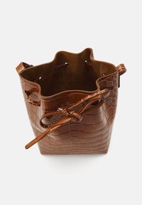 Ruskea keinonahkainen krokotiilikuosisanko, jossa on teksturoidut ulkopinnat, pehmeä sisustus ja nyöri sulku. Ominaisuudet sisältävät pyöristetyn, laineellisen ylemmän osan.