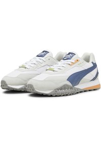 Weiße Sportsneaker mit grauen Wildlederakzenten, blauen und orangenen Details, strukturierten Sohlen und Schnürdesign. Mit Logo auf der Zunge.
