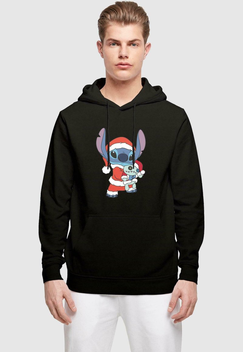 Svart hettegenser med en tegneseriefigur i julesett, som holder en kosedyr. Designet inkluderer lyse farger og definerte konturer.
