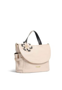 Borsa a mano in pelle beige con un accentuazione floreale nera e rosa, una patta arrotondata, un manico superiore e una tasca laterale, dotata di accessori in oro.