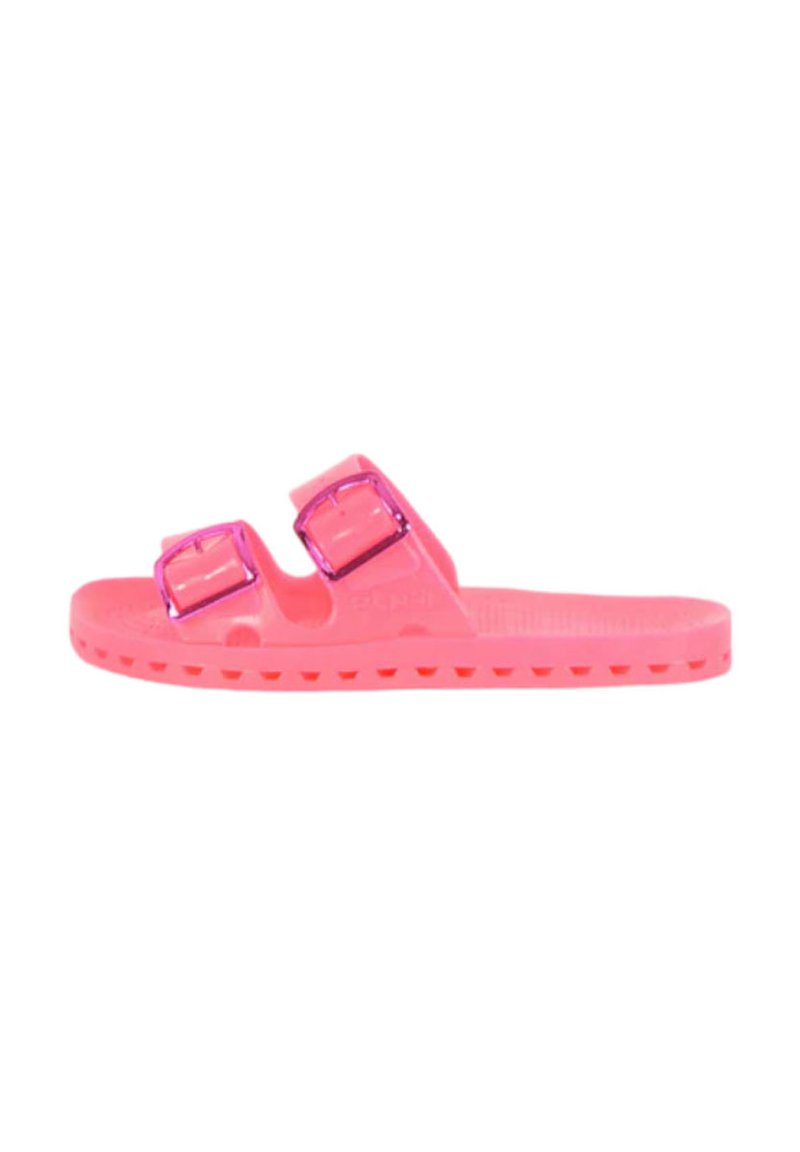 Sandalini in plastica rosa con due fibbie regolabili, suola piatta e soletta strutturata con fori di ventilazione lungo i bordi.