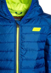 Niebieska pikowana kurtka z neonowo-żółtym zamkiem, wyściółką kaptura i pasującą naszywką z logo na piersi.