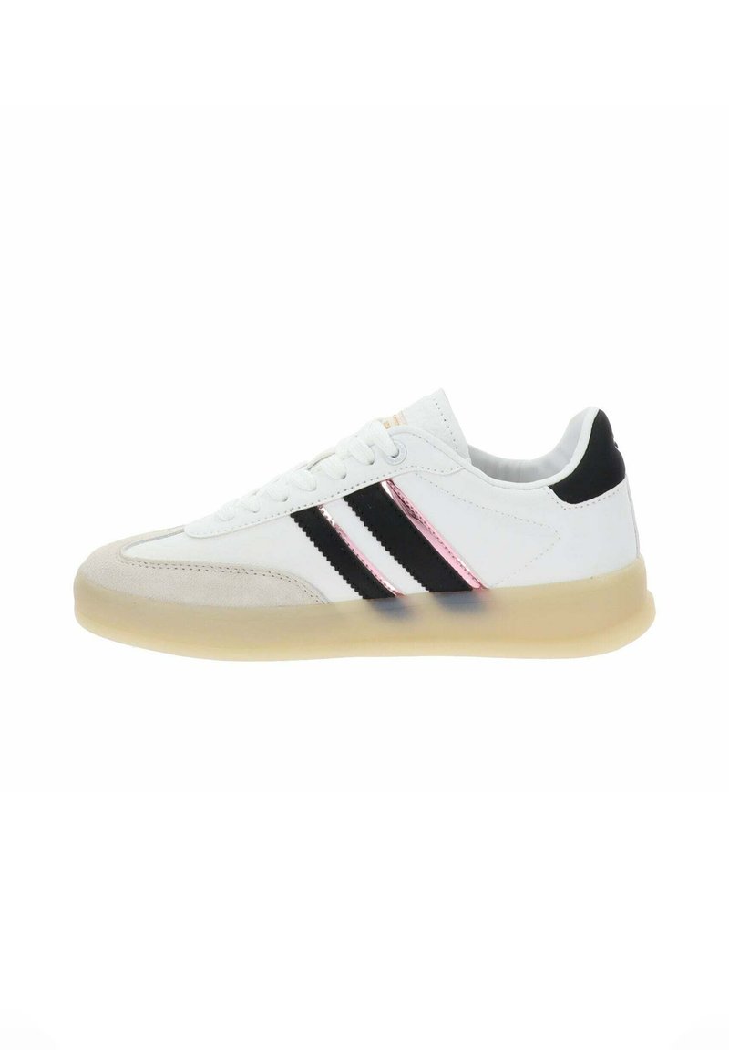 Scarpe da ginnastica bianche con strisce nere e rosa, materiali in suede e sintetici, suola in gomma trasparente e design a punta rotonda.