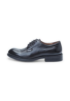 Zapato de vestir de cuero negro con punta redonda, diseño de cordones de cinco ojales, textura suave y un tacón bajo apilado.